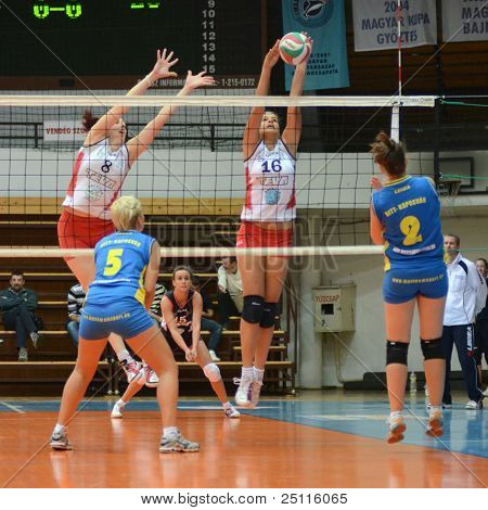 KAPOSVAR, Ungarn - 21. oktober: Zsanett Pinter (blå 2) i aktion på en ungarsk NB I. League volley