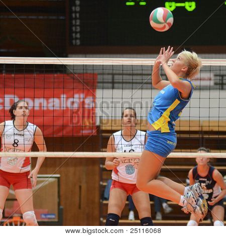 Jönköpings Södra, Ungern - 21 oktober: Zsofia Horvath (blå 5) i aktion på en ungersk NB I. League volley