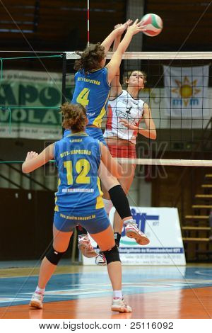 Jönköpings Södra, Ungern - 21 oktober: Petra Horvath (blå 4) i aktion på en ungersk NB I. League-volleyb