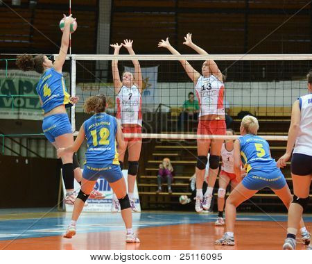 Jönköpings Södra, Ungern - 21 oktober: Petra Horvath (blå 4) i aktion på en ungersk NB I. League-volleyb