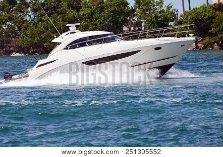High-end Cabin Cruiser Speeding Though Government Cut In Miami,florida Bound For The Miami Beach,mar
