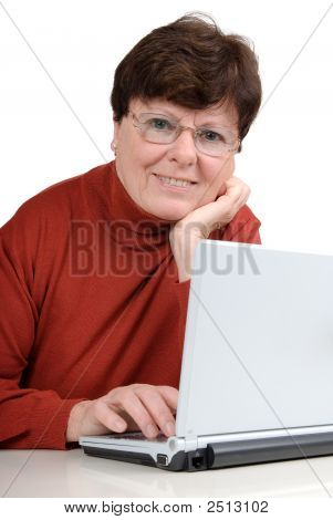 Starší žena s Notebook