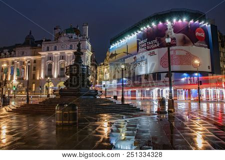 Piccadilly Circus, London-september 8,2017: Fountain In Piccadilly Circus In Rainy Early Morning Tim