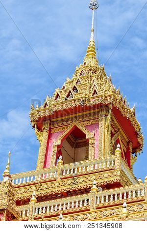 Lai Thai ,lai Kranok  In Thai Temple