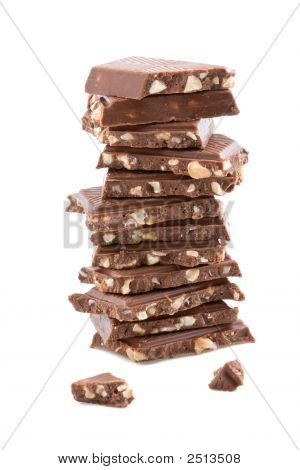 分離された壊れたチョコレートのスタック