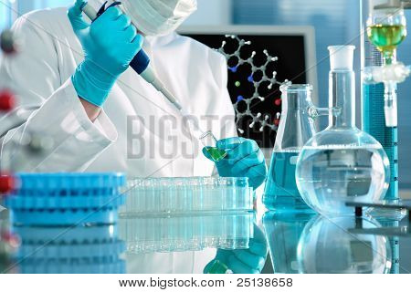 videnskabsmand arbejder på laboratoriet.