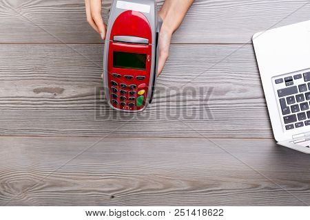Seller Bringing Payment Terminal To Buyer