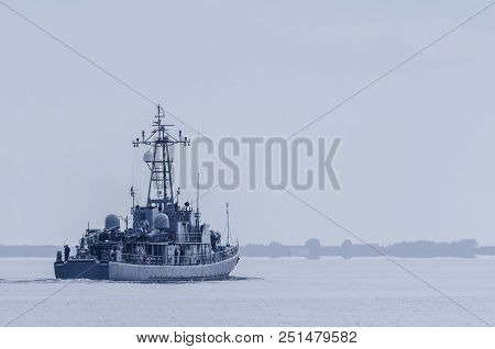 Minesweeper - The Polish Warship Is Sailing Into The Sea