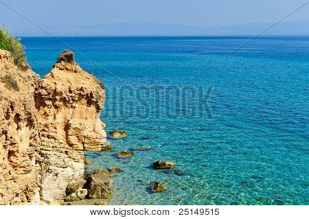 Gennemsigtig turkis hav, sand rock