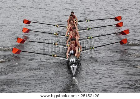 Boston - 23 ottobre: Otto Zzzzz giovanile maschile gare nella testa della regata Charles. Marin canottaggio come