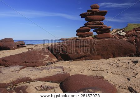 Inukshuk feita de rochas vermelhas