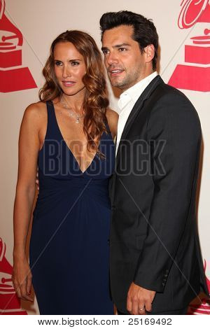 LOS ANGELES - NOV 9: Angelica Castro; Cristian de la Fuente dorazí na nahrávání Aca Latinské 2011