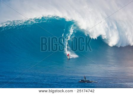 MAUI, HI - 13 de março: Surfista profissional Yuri Soledade pega uma onda gigante no lendário grande wav