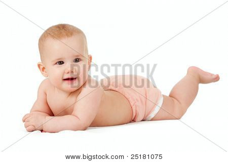 Dziewczynka w pieluchy, leżącego na białym tle
