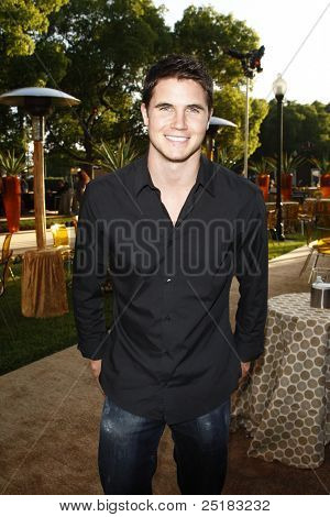 LOS ANGELES - 16 มิถุนายน: Robbie Amell โกรของ 'สิ่ง' ที่จัดที่พาราเม้าท์สตูดิโอในเดือนมิถุนายน