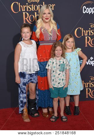 LOS ANGELES - JUL 30:  Tori Spelling, Stella McDermott, Hattie McDermott and Finn McDermott arrives to the 