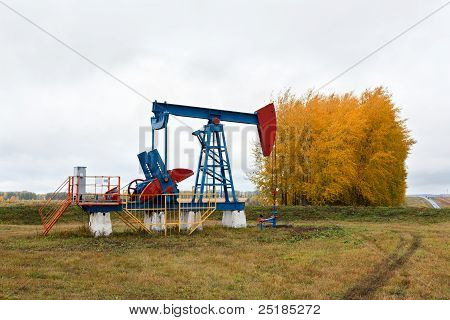 Prese una pompa su un campo petrolifero
