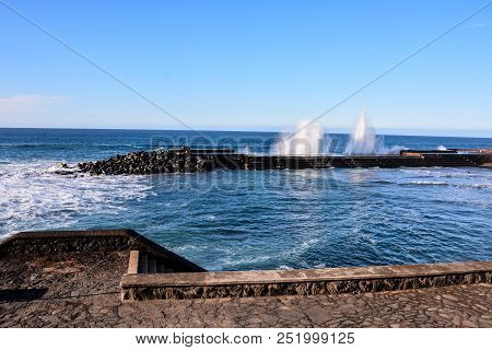Photo Picture Of A Big Wave In The Ocean