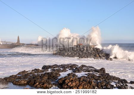 Photo Picture Of A Big Wave In The Ocean