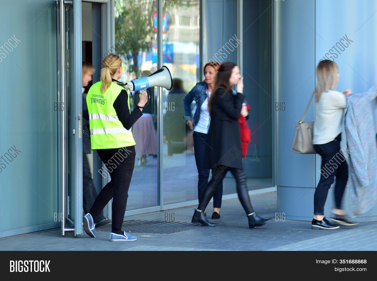 Мужчина в дверях. Человек выходит из здания. Человек выходит из здания. Эвакуация людей при пожаре. Выйти из здания.