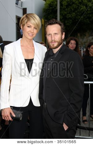 LOS ANGELES - 8 JUN: Jenna Elfman, Bhodi Elfman aankomen op de 