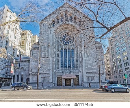 New York, Usa - January 15, 2018: Temple Emanu-el Front Facade On 5th Avenue On Upper East Side View