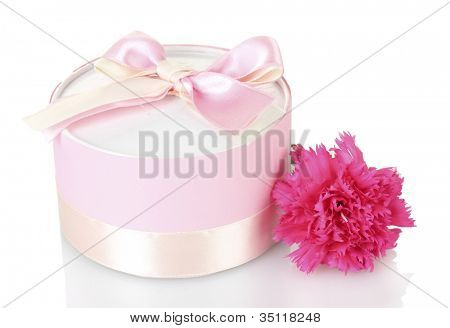 beautirul-de-rosa flor de presente e peônia isolado no branco