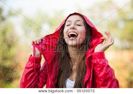 Mulher em capa de chuva com chuva