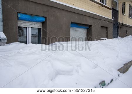 A Lot Of Snow Closed The Floor Of The House