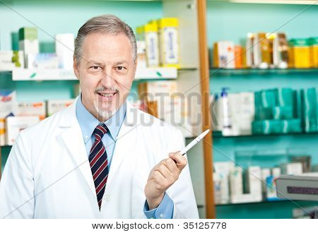  Portret przyjazny chemik w jego sklepie