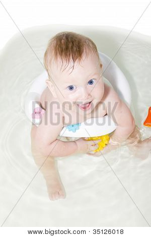 Baby Blue-eyed kąpiel w wannie