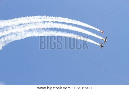 Iacarii Acrobati และแสดง Jurgis อากาศ Kairys