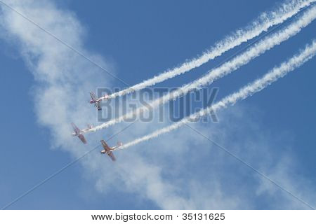 Iacarii Acrobati และแสดง Jurgis อากาศ Kairys