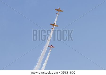 Iacarii Acrobati และแสดง Jurgis อากาศ Kairys