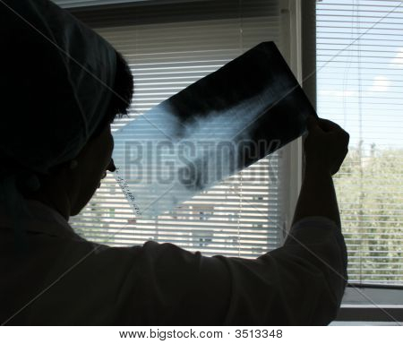 Médecin le juge photo aux rayons x