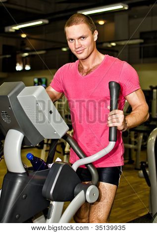 Mand laver atlet motion i Fitness Club