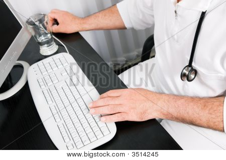 แพทย์ที่แป้นพิมพ์
