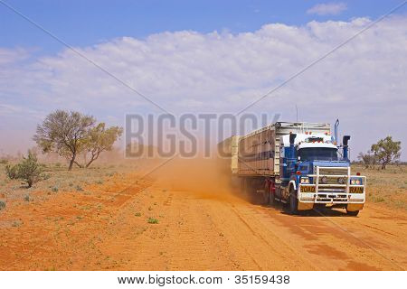 公路火车踢起灰尘