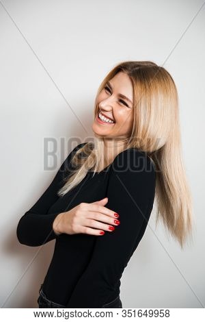 Beautiful Glamour Long Hair Woman Posing For Camera Photographer Wearing Plack Body With Jeans - Por