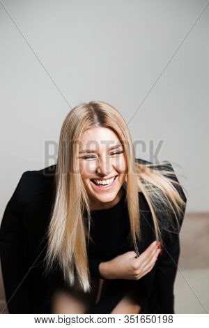 Beautiful Glamour Long Hair Woman Posing For Camera Photographer Wearing Plack Body With Jeans - Por