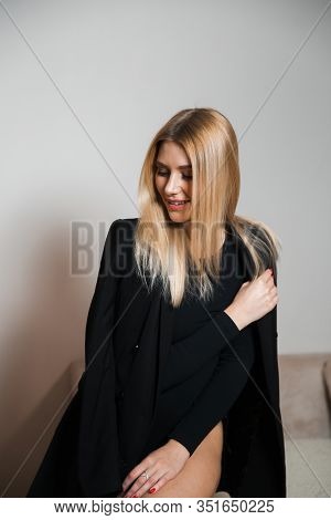 Beautiful Glamour Long Hair Woman Posing For Camera Photographer Wearing Plack Body With Jeans - Por