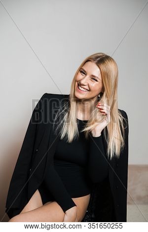 Beautiful Glamour Long Hair Woman Posing For Camera Photographer Wearing Plack Body With Jeans - Por