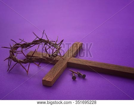 Good Friday, Lent Season, And Holy Week Concept. A Christian Cross, A Woven Crown Of Thorns And Thre