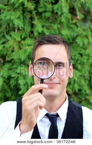 Homme avec loupe sur son oeil
