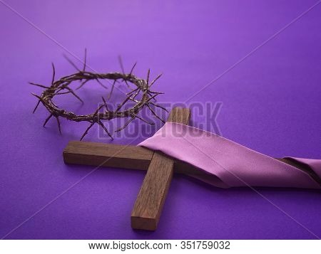 Good Friday, Lent Season, Ash Wednesday And Holy Week Concept. Christian Cross And A Woven Crown Of 