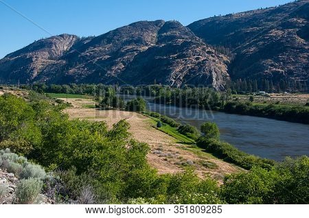 Landscape Valley River Okanogan River Near Omak Washington As The Water Weaves Through The Valley In