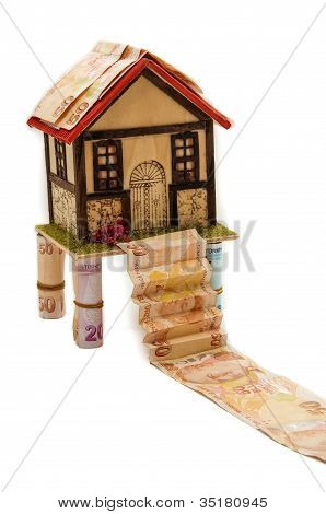 Geld Haus isoliert auf weiss