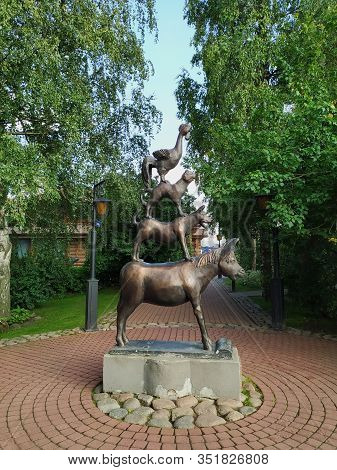 Bronze Monument To The Town Musicians Of Bremen (german: Die Bremer Stadtmusikanten). Donkey, Dog, C