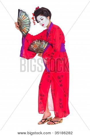 Retrato de comprimento total de gueixa dançando com fãs isolados no Whi