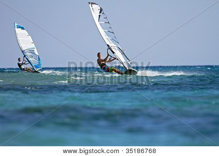 Twee Windsurfers In actie